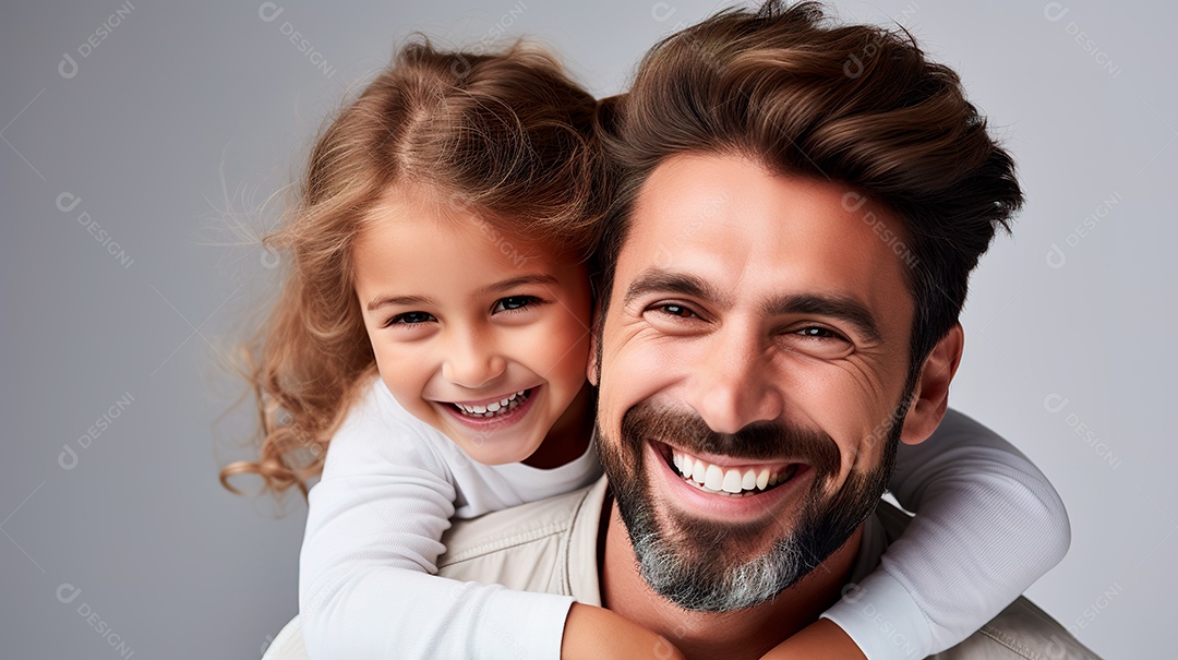 Pai e filha felizes sobre fundo isolado