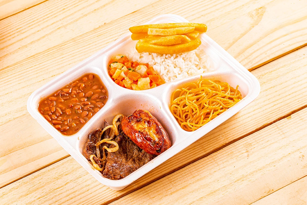 Deliciosa quentinha de carne e calabresa