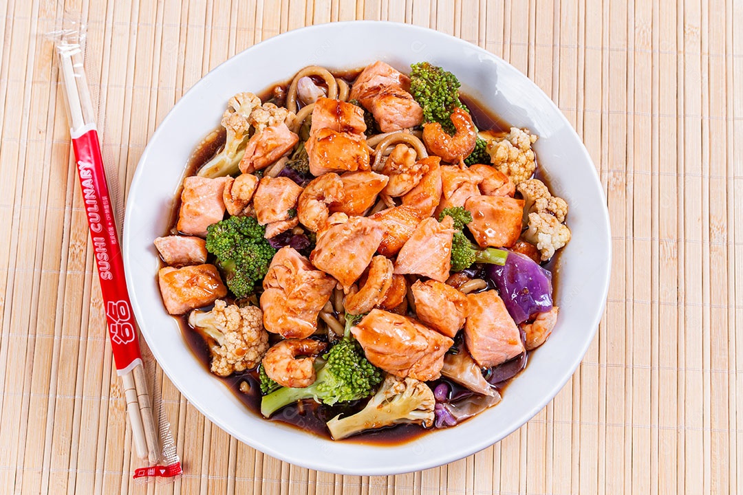 Tigela com yakisoba de salmão