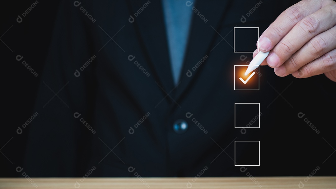 Checklist e preenchimento de formulário de pesquisa on-line.