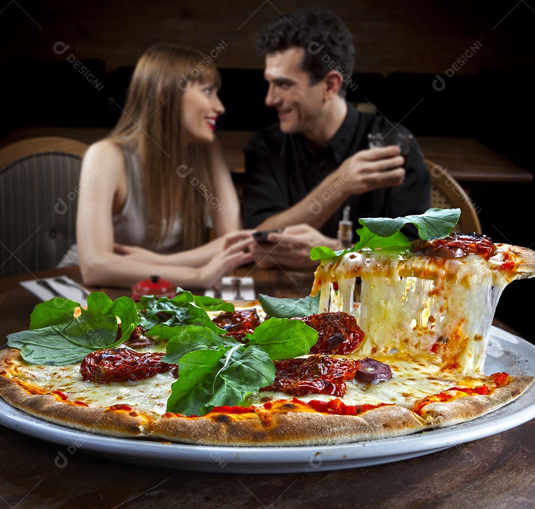 Fatia de pizza de queijo com tomates secos e rúculo