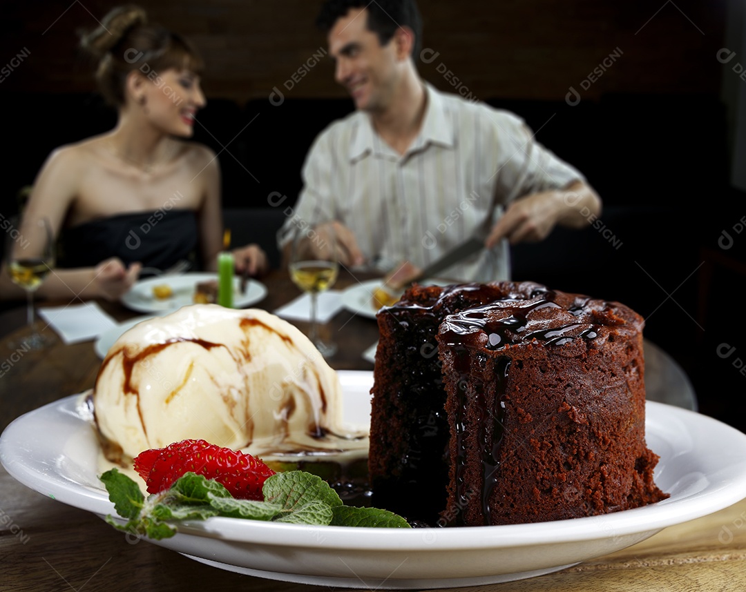 Bolo de chocolate e sorvete de baunilha petit gateau