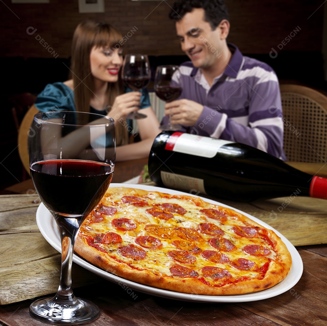 Pizza de calabresa com queijo