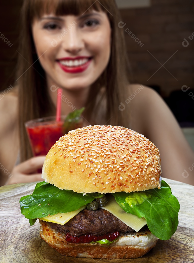 Hamburguer gourmet com salada