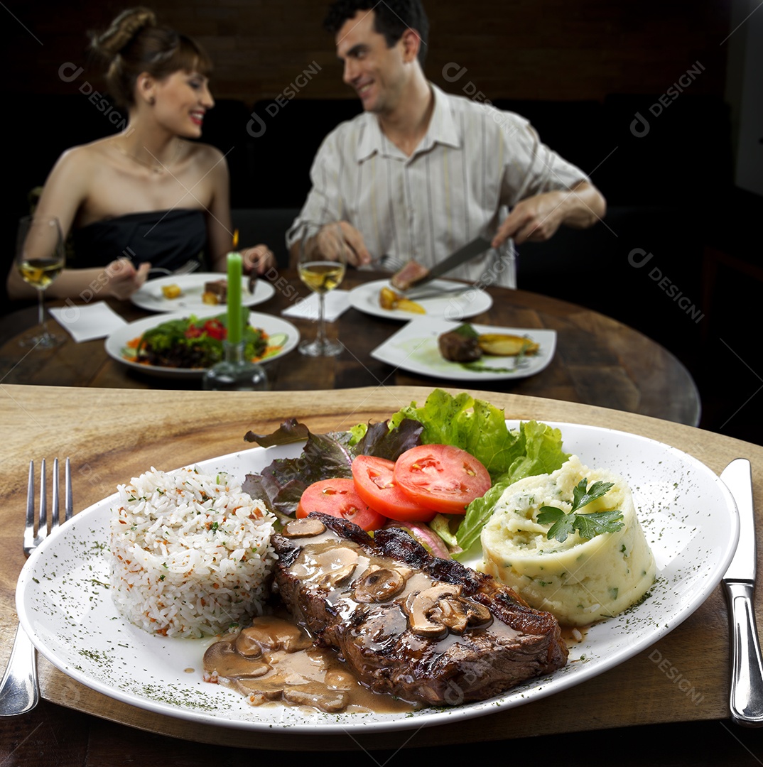 Carne grelhada com arroz purê e salada