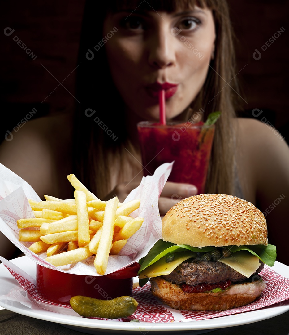 Hamburguer com batatas fritas e picles