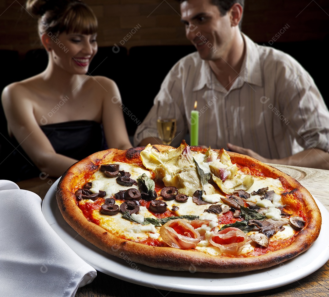 Pizza mistade azeitonas e cogumelos