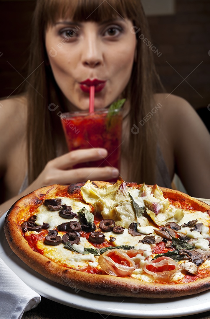 Pizza mista deliciosa com drink
