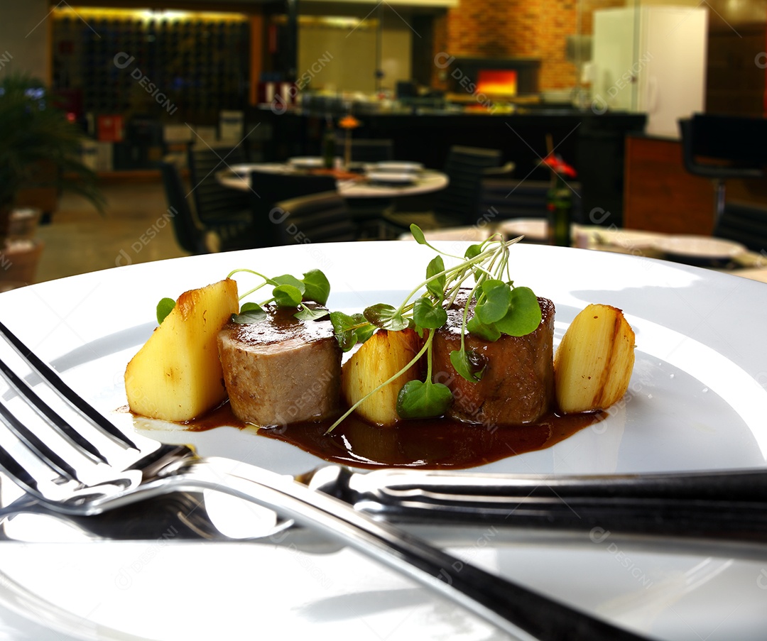 Alta gastronomia com batatas e ervas