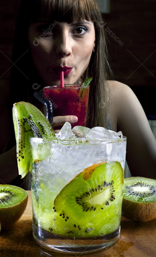 Mulher tomando um drink bem gelado