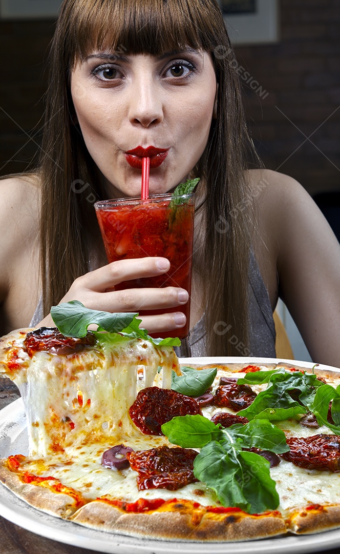 Pizza de queijo com tomates e rúcula