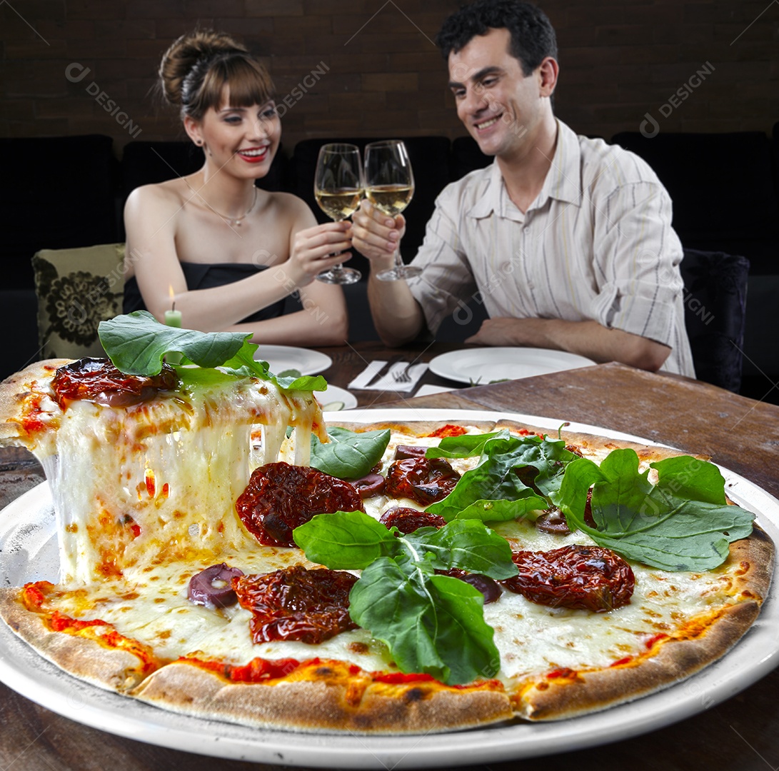 Pizza de queijo com tomates secos e rúcula