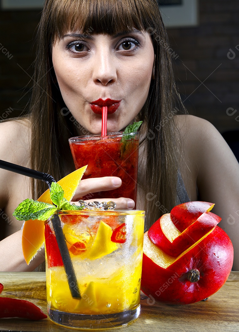 Copo com drink tropical de maçã e manga