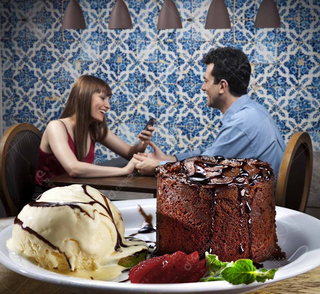 Sorvete petit gateau com cobertura de chocolate e morangos