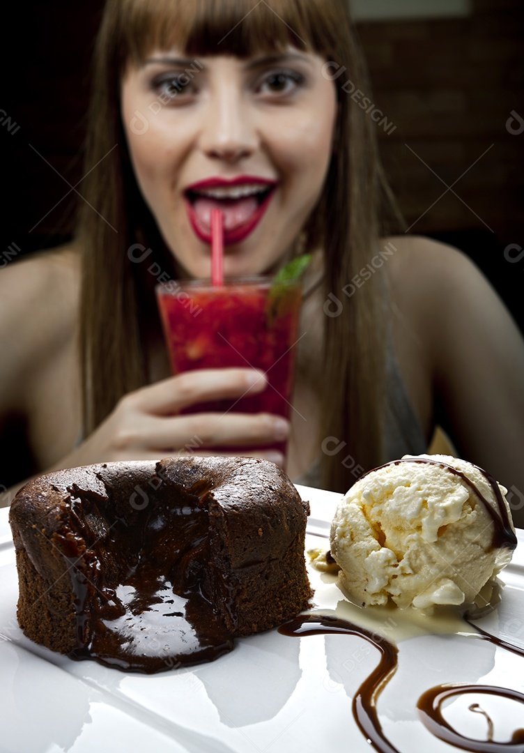 Petit gateau com creme e cobertura de chocolate