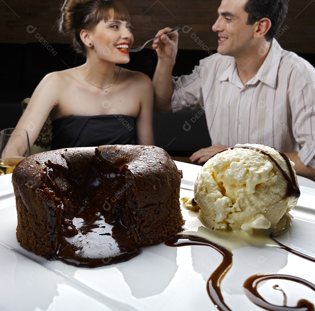 Petit gateau com sorvete de creme e cobertura de chocolate