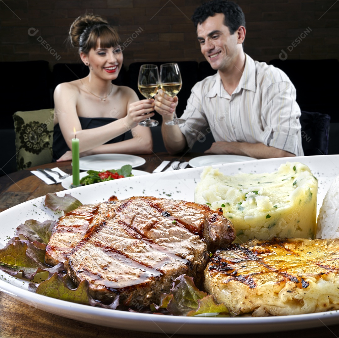 Carne assada com purê e arroz com abacaxi grelhado