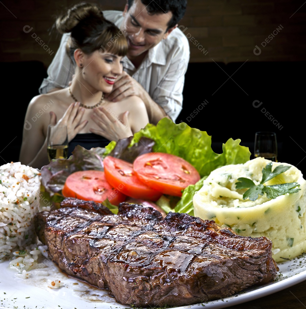 Carne grelhada com arroz e salada e purê