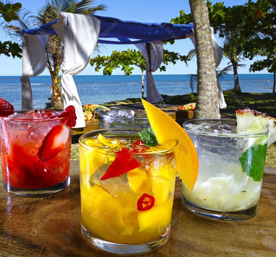 Copo com drinks tropical