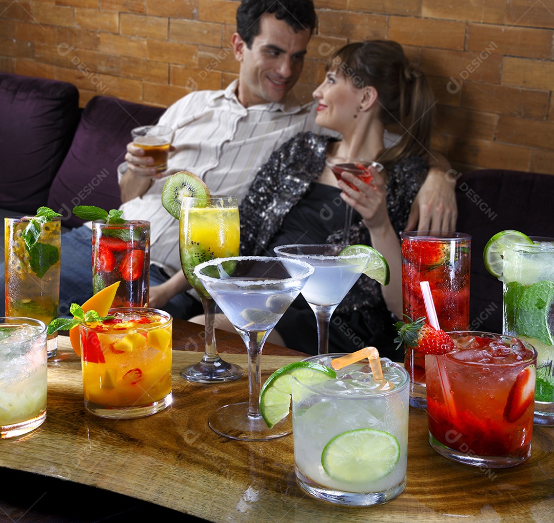 Mesa de madeira com drinks variados