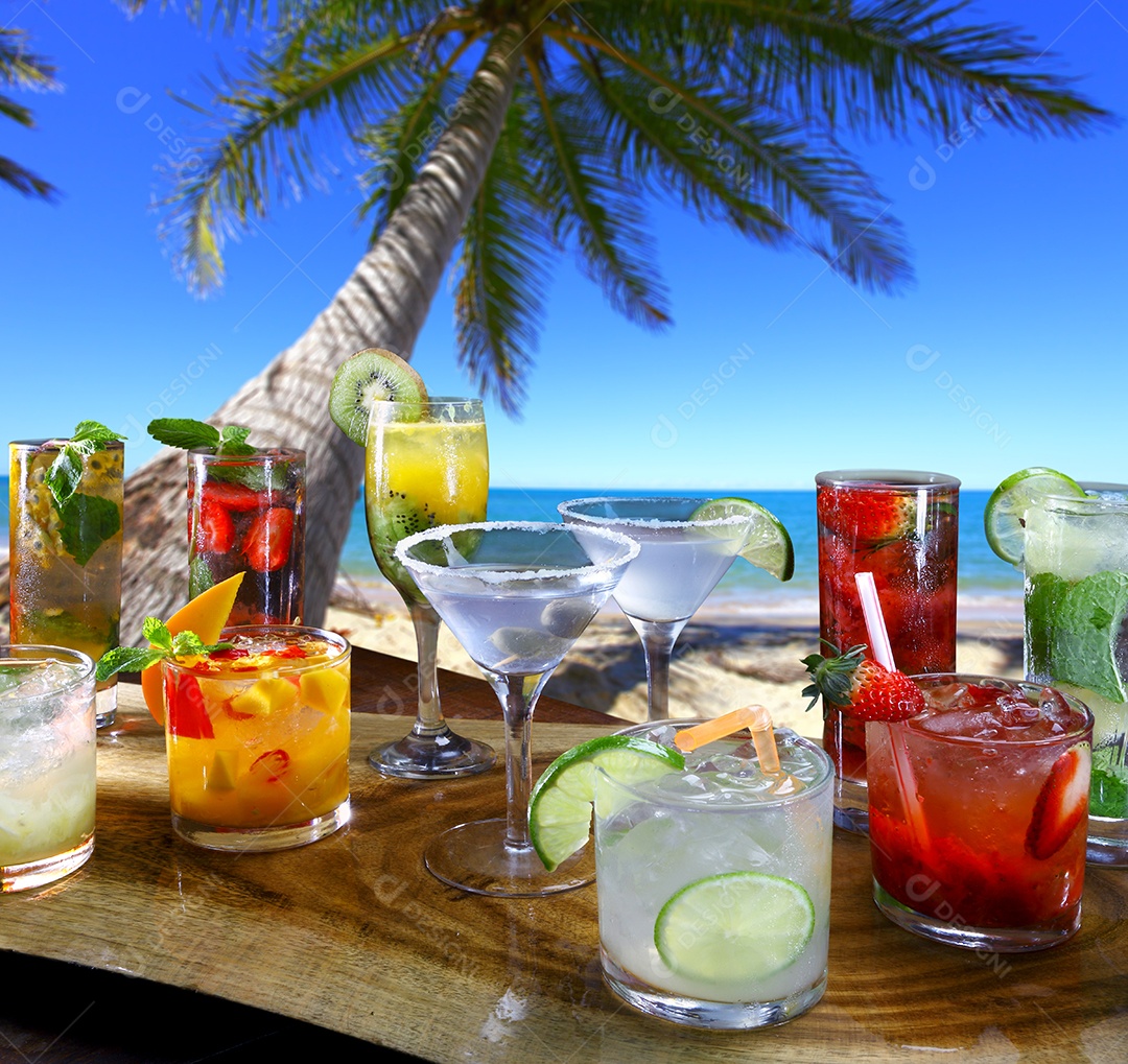 Mesa de madeira com muitos drinks de sabores diferentes