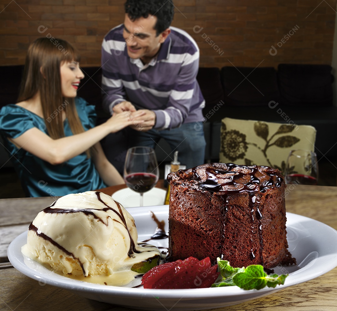 Petit gateau com frutas e coberturas