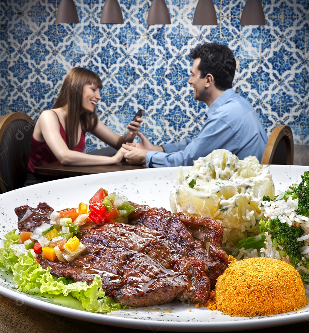 Maionese com bife assado e arroz de legumes e salada