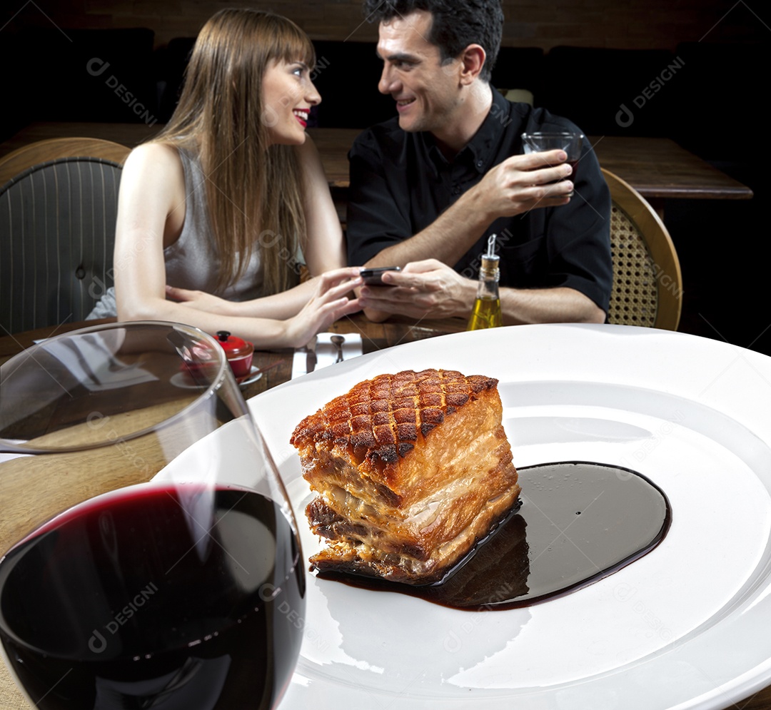 Barriga de porco grelhada ao molho barbecue e taça de vinho