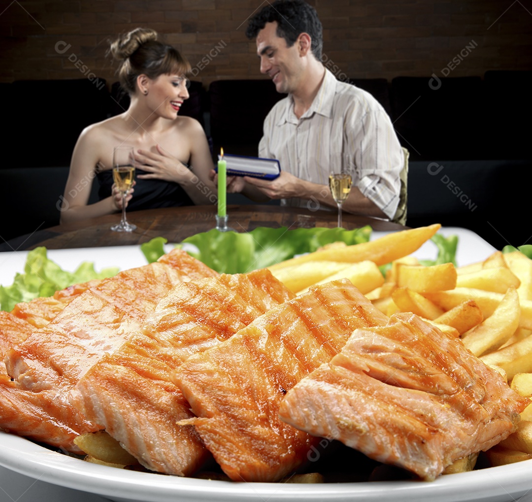 Batatas fritas e filé de frango grelhado com alface