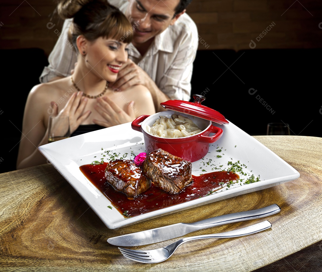 Carne grelhada com molho e macarrão alho e oléo