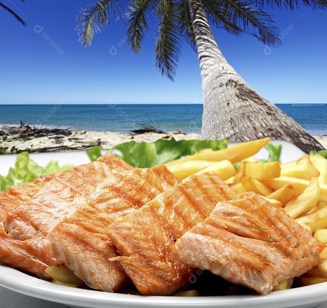 Filé de salmão grelhado com batatas fritas