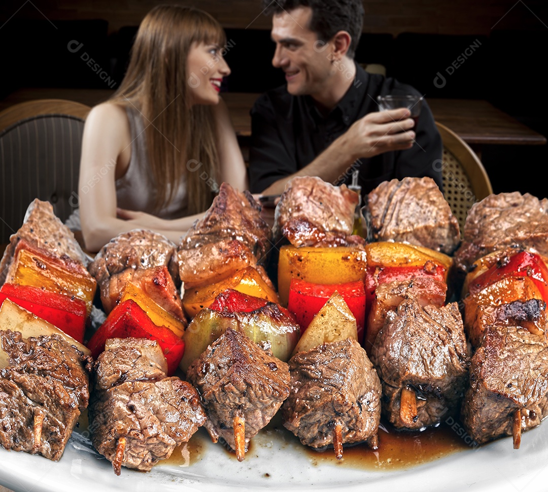 Espetinhos de carne com legumes