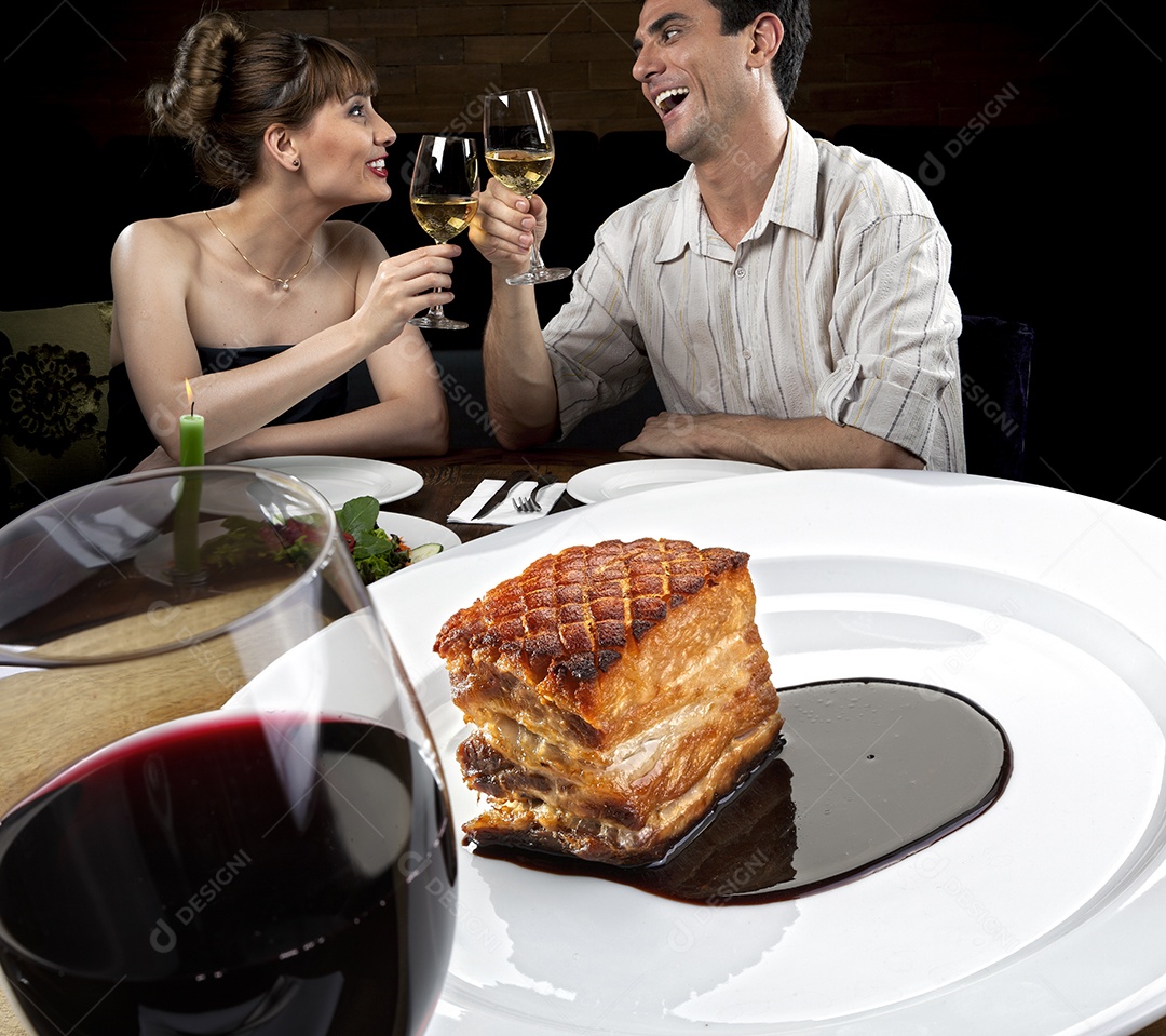 Barriga de porco ao molho com taça de vinho