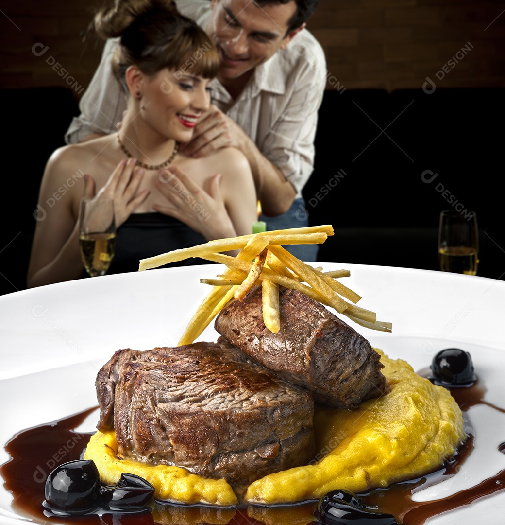 Purê com carne grelhada e molho