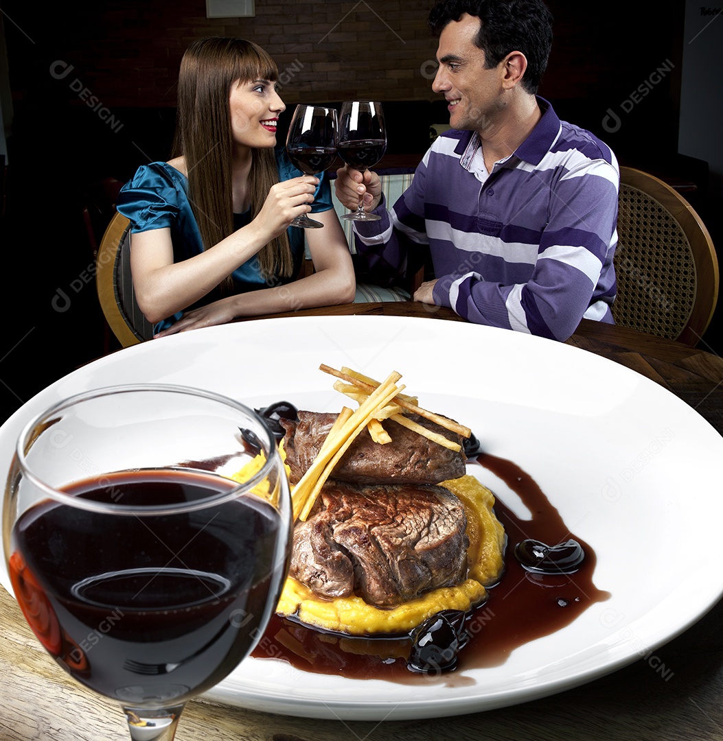 Purê com filé grelhada e molho e taça de vinho