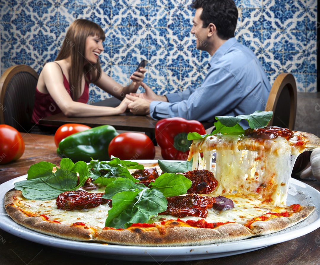 Pizza de queijo com tomates ressecados e rúcula