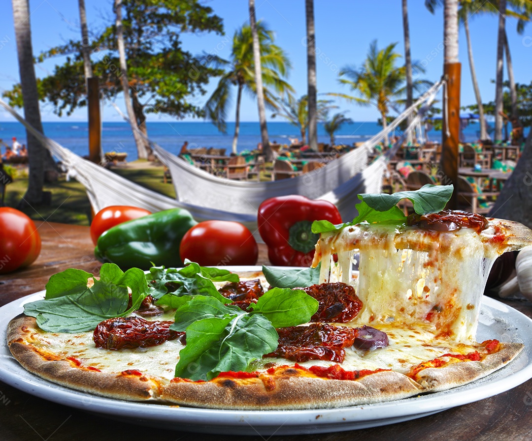 Pizza de queijo tomate seco e rúcula