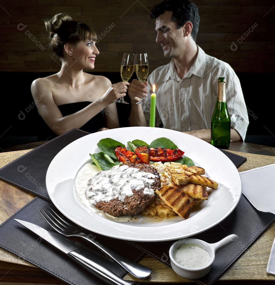 Carne e queijo grelhado com salada