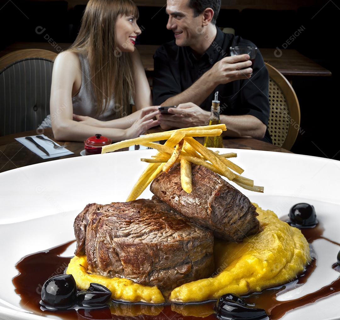 Purê com carne grelhada e molho