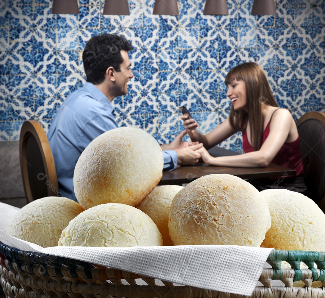 Cesta com muitos pães de queijo