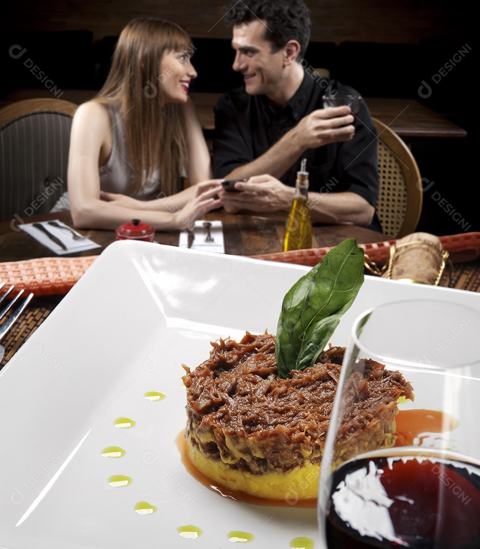 Purê com carne desfiada e taça de vinho