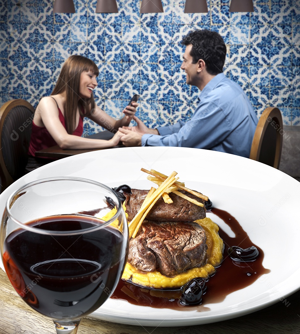 Carne grelhada com purê ao molho e taça de vinho