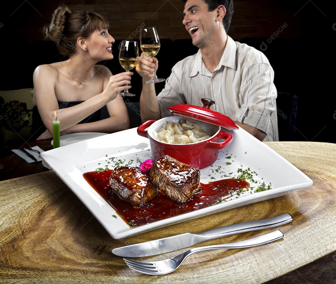 Carne ao molho e macarrão ao alho