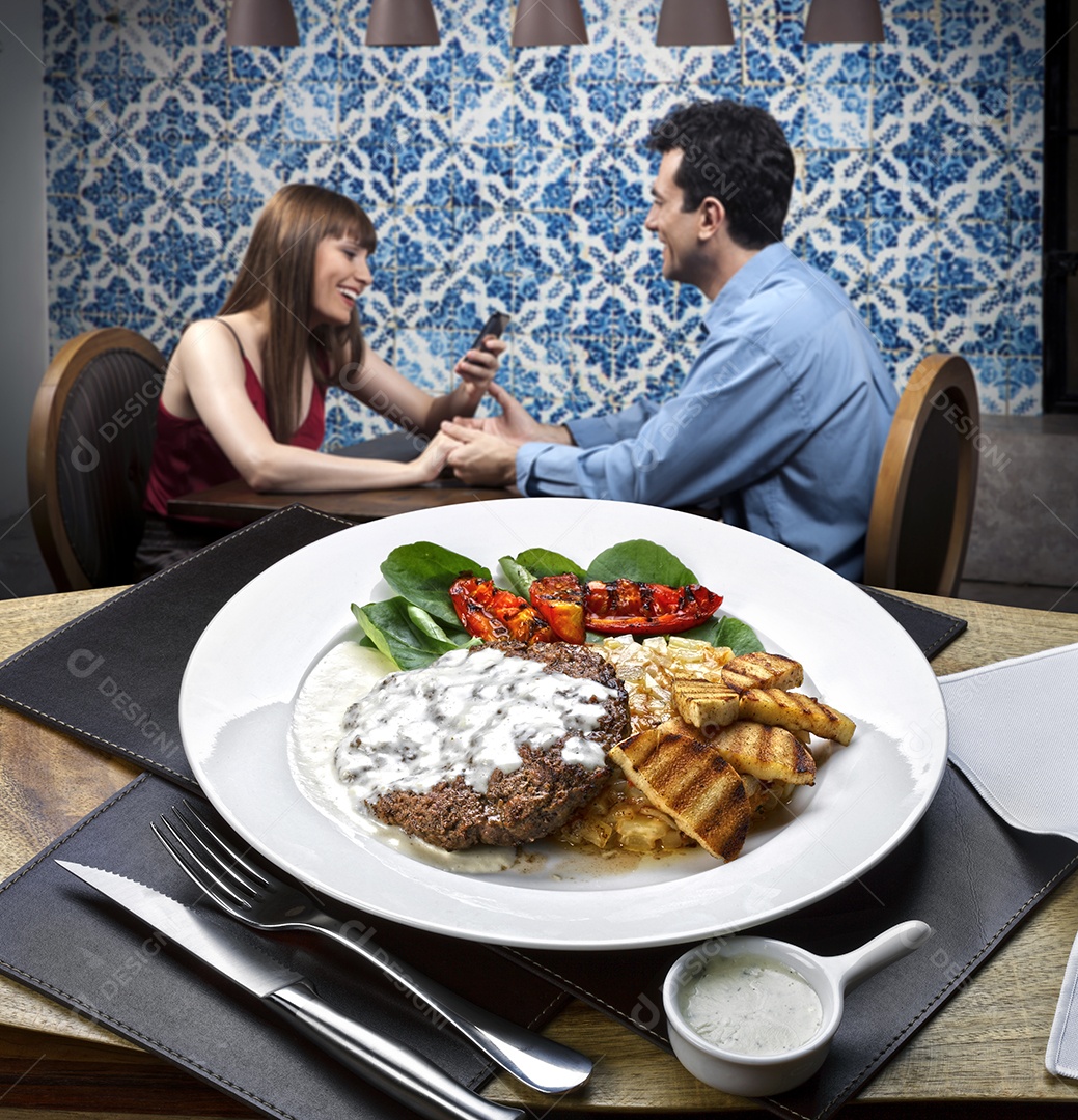 Carne grelhada com queijos na chapa e salada