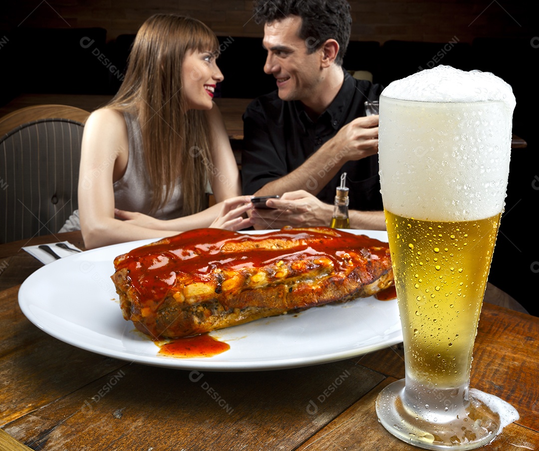 Costela assada com molho e copo de cerveja