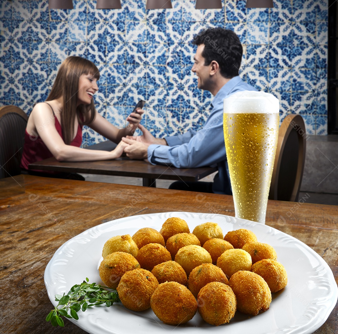 Bolinhos de bacalhau com copo de cerveja