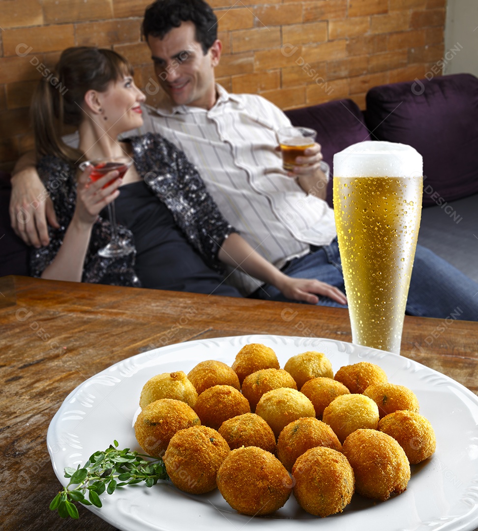 Copo de cerveja com bolinhos de bacalhau