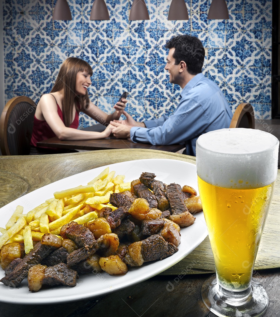 Carne assada com batatas fritas e copo de cerveja