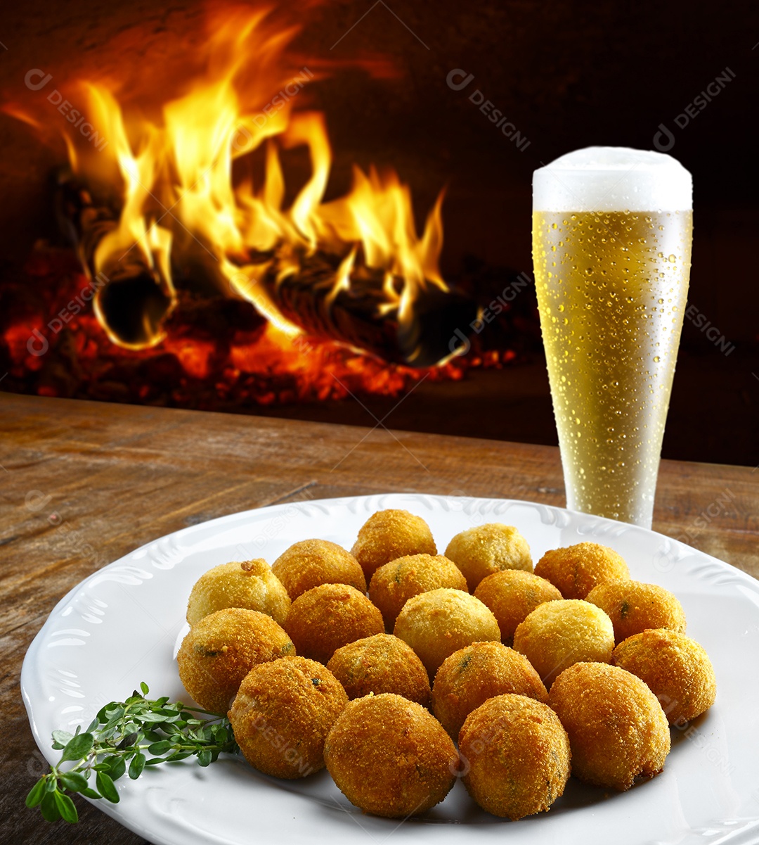Bolinho de bacalhau e copo de cerveja