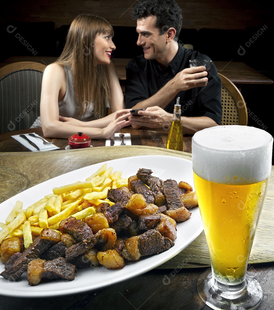 Porção de tiras de carne com batatas fritas